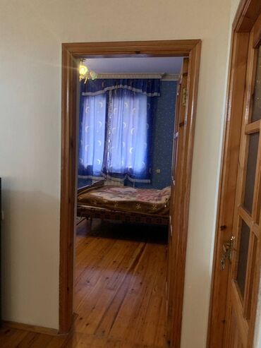 Uzunmüddətli kirayə evlər: Şəhər içində iki mərtəbəli fərdi evin geniş və işıqlı interyeri. - — 5