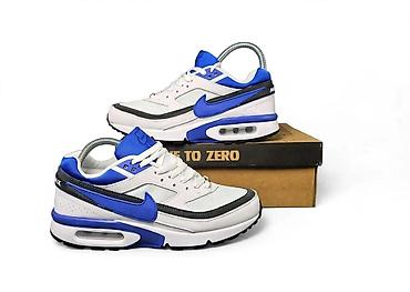tn grape: Nike Air Max patike – bele sa plavim i crnim detaljima - Model sa — 1