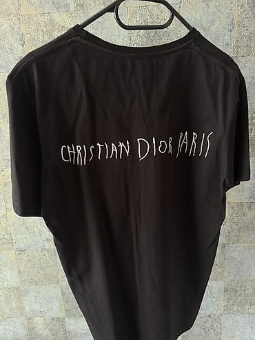 Другое: Qara T‑shirt – “Dior” yazılı

2 defe geyinilib. Razmer M — 2
