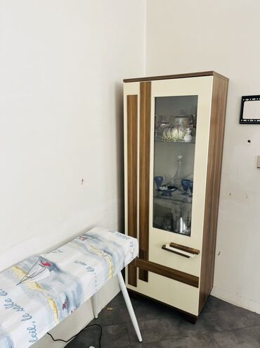 открытая вешалка для одежды: Şüşəli dolab vitrini, İşlənmiş, Ünvandan götürmə