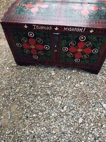 gul dibcekleri: Əl işi taxta sandıq – milli naxışlı - Material: taxta gövdə, metal