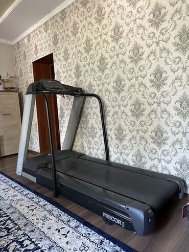 профессиональные беговые дорожки: Беговая дорожка Precor 9 в классическом черном цвете, оснащенная