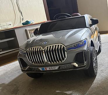 mini araba: Uşaq üçün elektrikli maşın – BJQ‑X7, gümüşü rəngdə SUV dizaynı — 2