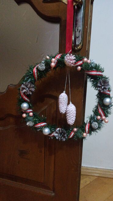 Yeni il oyuncaqları və bəzəkləri: Yeni il/qış temalı qapı bəzəyi – əl işi. Təsvir: - Dairəvi şam — 8