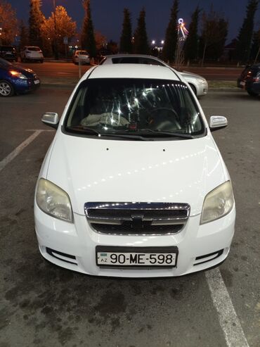 Chevrolet: Chevrolet Aveo LS sedan – ağ rəng, 4 qapı. Əsas xüsusiyyətlər: - — 8