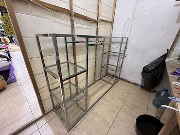 Rəf vitrinləri: Mağaza vitrin rəfi – paslanmayan metal karkas və şüşə polkalar - — 3