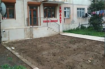 şamaxinka: Bakı, 4-cü mikrorayon, 3 otaqlı, Köhnə tikili, m. Memar Əcəmi, 40 kv. m — 8
