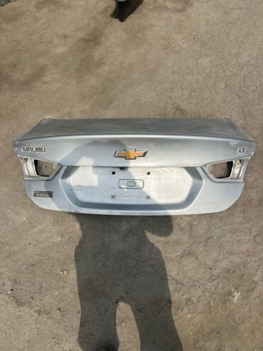 фольксваген новый кузов: Gümüşü rəngdə Chevrolet Malibu avtomobilinin baqaj qapağı. LT