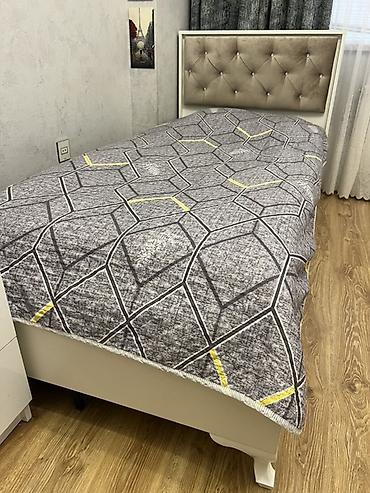 Tek nəfərlik çarpayı başlıqlı dəst - Ölçü: təxmini 90–100 sm en