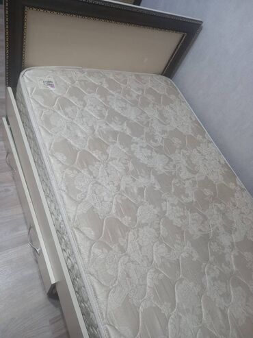 Кровати: Продаю односпальные кровать размер длина 1.80 ширина 1.20 б/у с