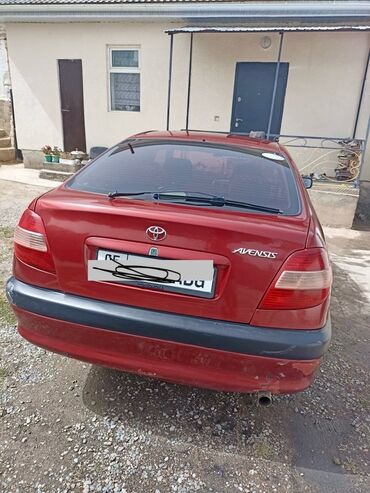 таюота авенсис: Toyota Avensis, хэтчбек 5 дв., красный цвет кузова. Основные