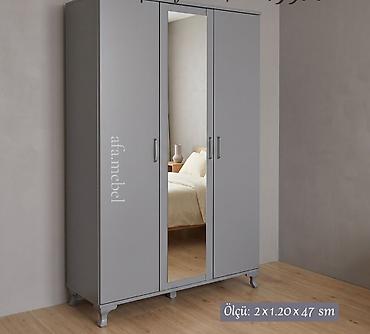 Boz rəngli, 3 qapılı paltar dolabı. Orta qapıda tam ölçülü güzgü