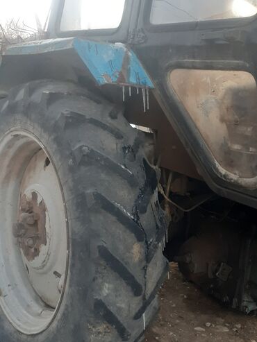 Traktorlar: Mavi-qara kabinəli kənd təsərrüfatı traktoru. Xüsusiyyətlər: - — 3