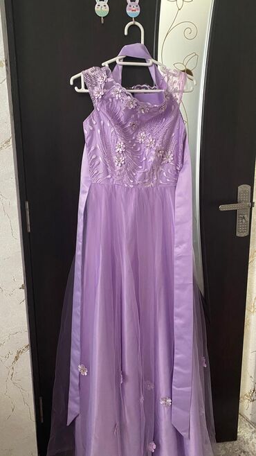 Kardiqanlar, jaketlər: Çəhrayi ve mavi don 5azn Bənövşəyi don 15azn Mavi sviter və bənövşəyi — 5