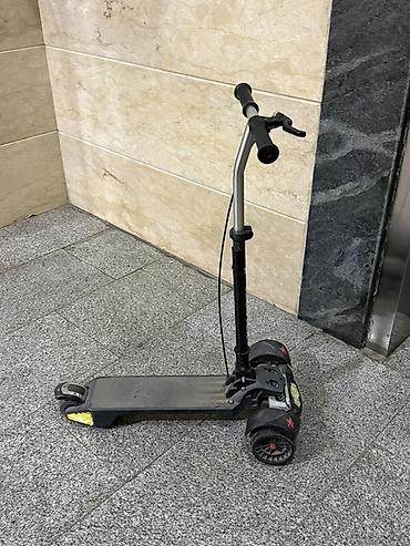 skute: Skuter kompakt şəhər modeli - Üç təkərli quruluş: ön tərəfdə ikili — 1