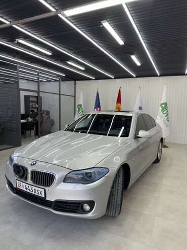 BMW: Автомобиль BMW 5-й серии в кузове седан серебристого цвета. Оборудован