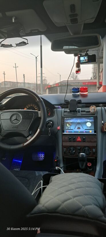 Mercedes-Benz: Mercedes-Benz E-Class (W210) sedan - Gümüş rəng, 4 qapı - Ön dəyirmi — 15