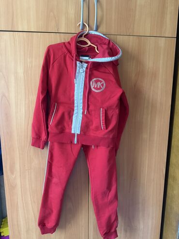 Верхняя одежда: Платье на девочку 4-5 лет 300 сом Спортивка Michael kors красная на 5 — 6