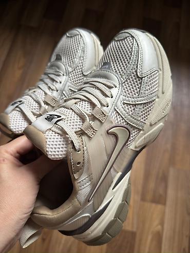 Айымдардын бут кийими: Кроссовкалар, 36.5, 37, 37.5, Nike, Колдонулган, түсү - Саргыч боз, Өзү алып кетүү, Акысыз жеткирүү, Акылуу жеткирүү — 2