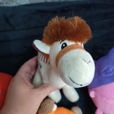 Игрушки: Набор мягких игрушек включает в себя семь различных фигурок, каждая со — 12