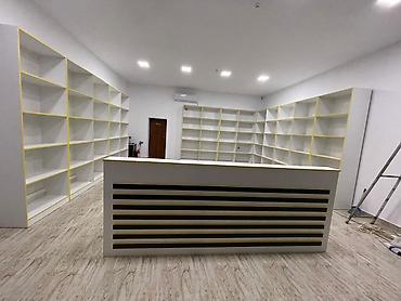 ofis masaları: Mağaza üçün mebel dəsti – kassalı resepsiyon masası və divar rəf — 1