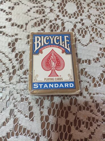 bele patike za odelo: Bicycle prazan špil karata Napravljene u Americi, ove karte su