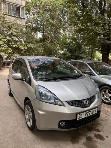 срочно продать машину: Honda Fit: 2010 г., 1.3 л, Вариатор, Бензин, Универсал