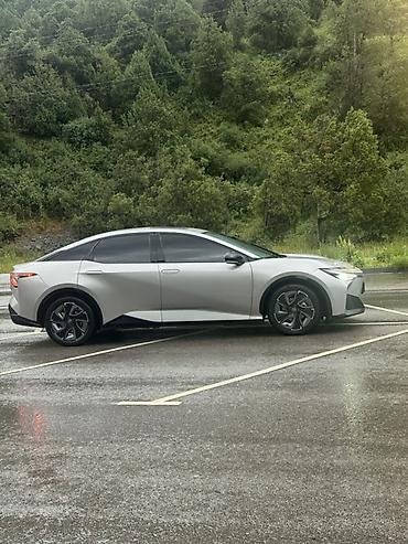 byd e2: Toyota bZ3: 2024 г., Электромобиль, Седан — 5