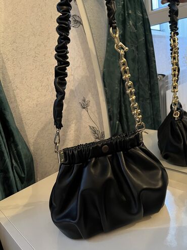 Çantalar: Çoxu yenidir digərləri də az istifadə olunub. Hər biri 5 azn. Çox — 11