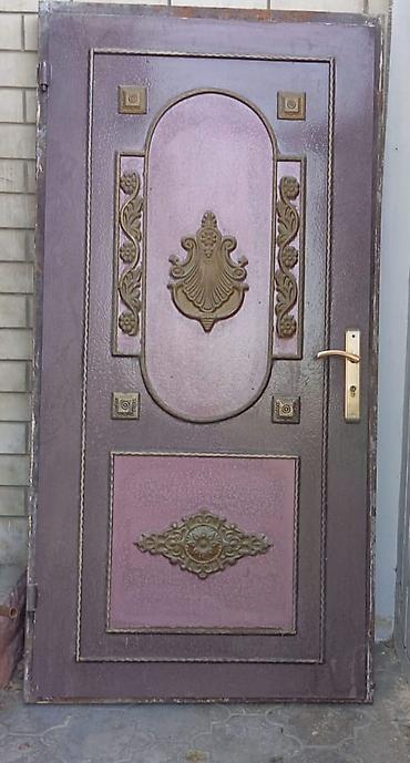 köhnə dəmir qapı: Metall qapı – dekorativ relyefli model - Material: qalın metal vərəq — 1