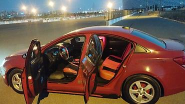 cruze led: Chevrolet Cruze sedan – qırmızı rəng, 4 qapılı, ön ötürücülü. Gecə — 3