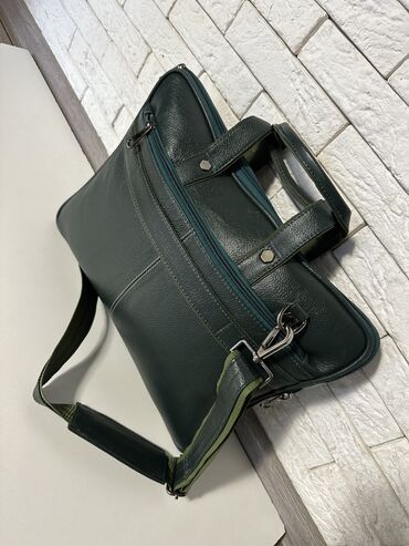 мужская спортивная сумка: Сумка мужская ! Натуральная кожа ! Очень мягкая ! Зеленого цвета !
