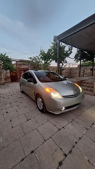 disk prius: Toyota Prius (2-ci nəsil) hibrid hetçbek Polnu Full maşındı. SAAT — 2