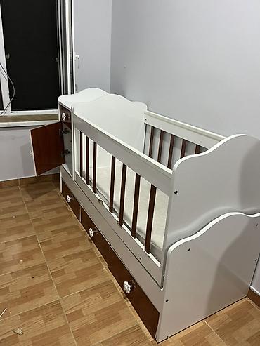 usag beşiyi: Uşaq beşiyi – komodlu, çekmecəli model - Rəng: ağ və tünd ağac — 3