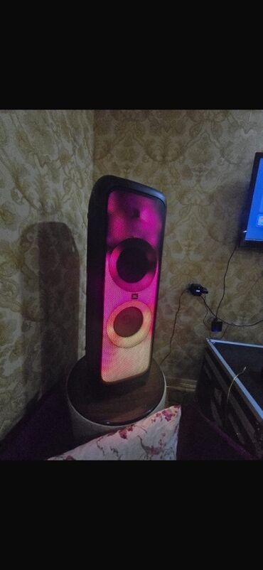Микрофоны: JBL Колонка, Тип - Портативная, цвет - Черный