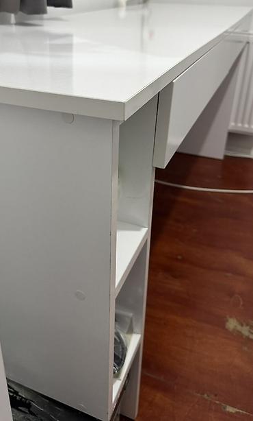 Mebel: Dördbucaq masa, Stulsuz, Polkalı, Siyirməli, Parlaq laminat — 2