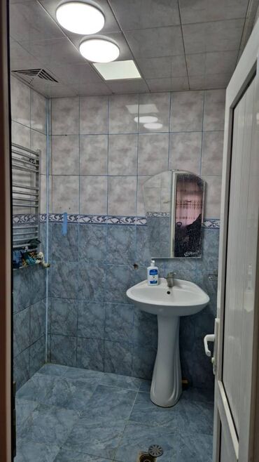 Uzunmüddətli kirayə mənzillər: 20 yanvar və əcəmi metrolarına yaxın,Qiziltac restoranin arxası,240 — 10