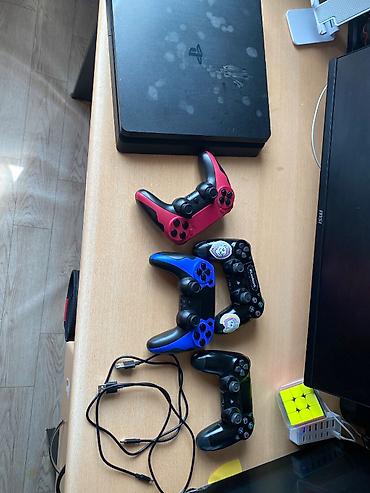 joystick ps4: PS4 Slim 500 GB satılır. ✅ 500 GB daxili yaddaş ✅ 4 ədəd joystick — 1