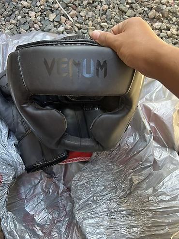 Перчатки: Боксерский комплект Venum — перчатки и шлем - Бренд: Venum - Цвет — 2