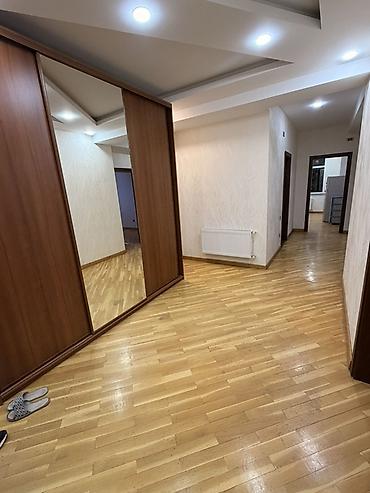 Menzil elveriwdi yerde yerlewir Musabekov parkinin yaninda. Saki