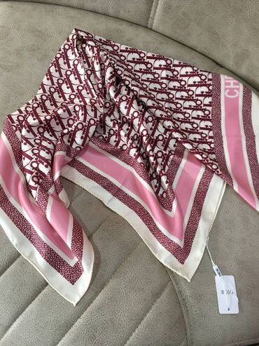 Baş geyimləri: Brend şərflərin və yaylıqların replikası, qiymətlər 25 manatdan — 15