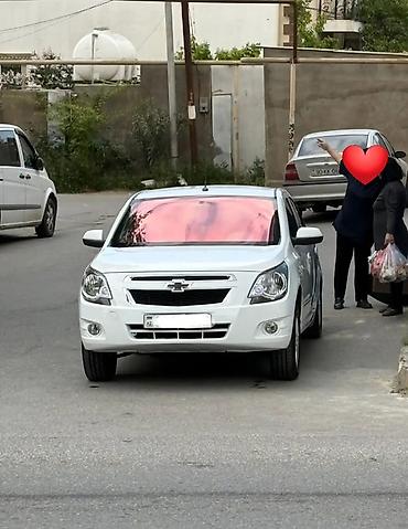 qaz: Chevrolet Cobalt sedan – ağ rəng, 4 qapı, şəhər və tras üçün qənaətcil — 4