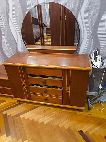 komodlar: - Material: cilalanmış ağac üzərində dekorativ intarsiya naxışları və — 1