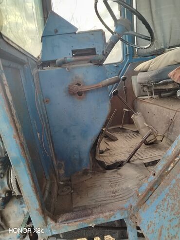 Traktorlar: MTZ tipli təkərli traktor və arxasında ot‑saman pressi Texniki — 2