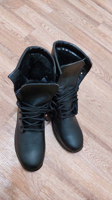 зимние мужские обувь: Продаю зимние новые берцы. Размер 44. Цена 2500 сом