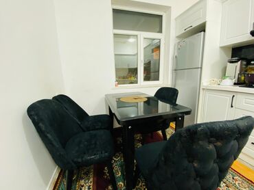 Stullar: Mətbəx üçün, Dördbucaq masa, 4 stul
