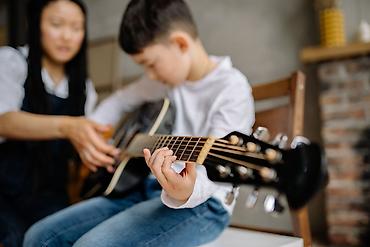 türkiy: 🎸 Gitara Kurslarına Qəbul Davam Edir! Gitara ifa etməyi peşəkar — 3