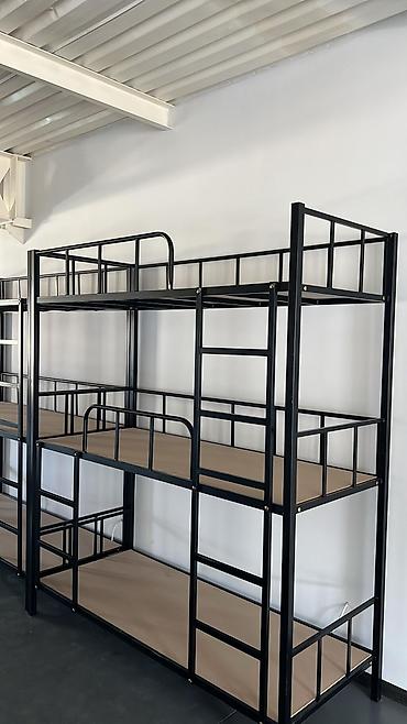 bunk bed: Металлическая трехъярусная кровать черного цвета. Каркас кровати — 8