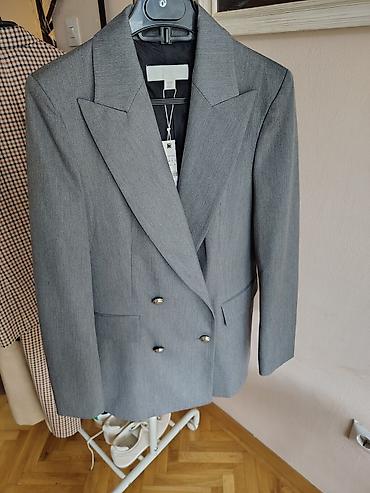 Sakoi: Žensko sivo odelo. Blejzer sa dvorednim kopčanjem - Model — 1