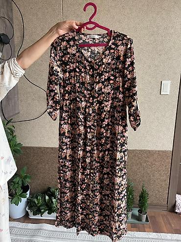 Повседневные платья: Платье миди + джинсовая куртка - Платье 1: миди, черный фон с мелким — 1